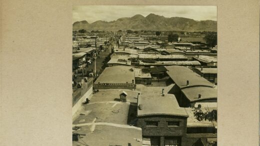 平顶建筑城镇鸟瞰山脉背景.jpg