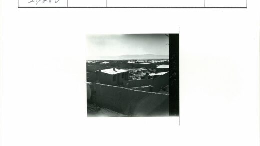平顶建筑群与远山晴空.jpg