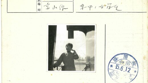 年轻人站在建筑结构平台上.jpg