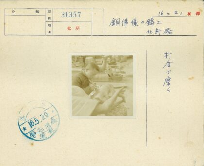年轻人雕刻斜倚雕像面部.jpg