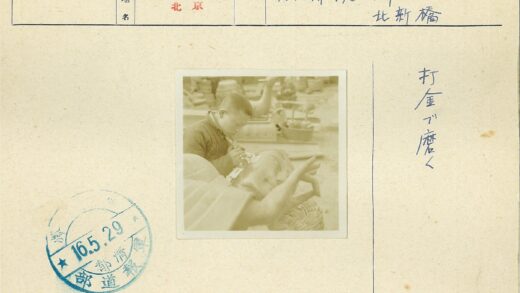 年轻人雕刻斜倚雕像面部.jpg