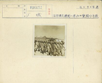 年轻士兵持长棍列队行进.jpg