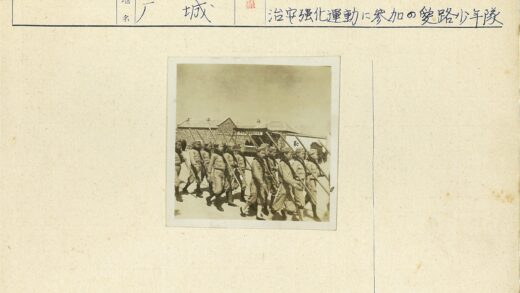 年轻士兵持长棍列队行进.jpg