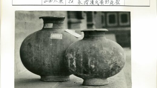 并排圆形陶罐建筑背景.jpg
