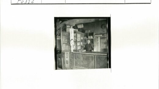 店主与复古商店柜台.jpg