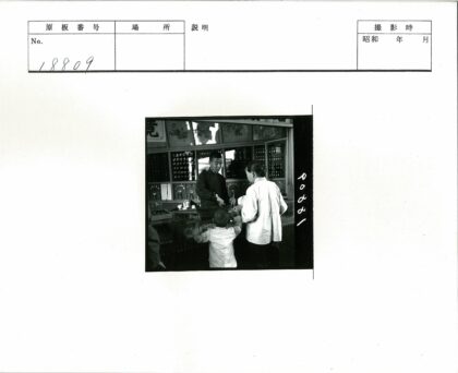 店主与顾客互动商店陈列艺术品.jpg