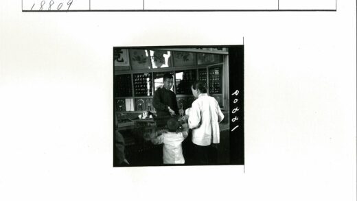 店主与顾客互动商店陈列艺术品.jpg