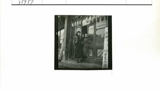店铺门口妇女与悬挂鸭子.jpg