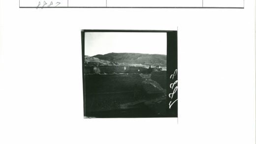 废墟上的远山背影.jpg
