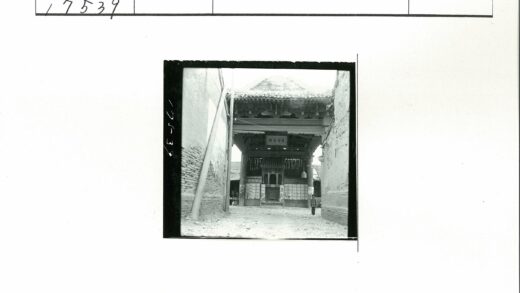 废墟中的华丽木门与人影.jpg