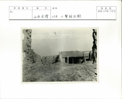 废墟中的建筑与晴朗天空.jpg