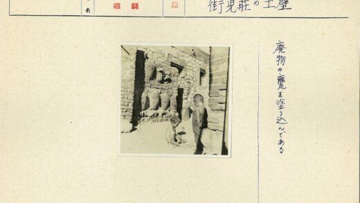 废墟旁玩耍的孩童与陶罐.jpg