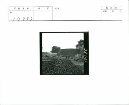 废墟旁的城墙与传统建筑人群.jpg