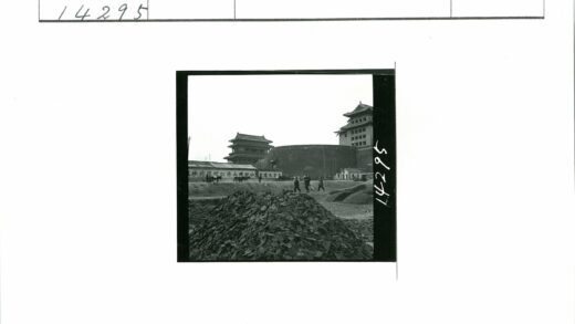 废墟旁的城墙与传统建筑人群.jpg