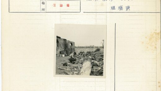 废墟旁的沉思者与远山.jpg