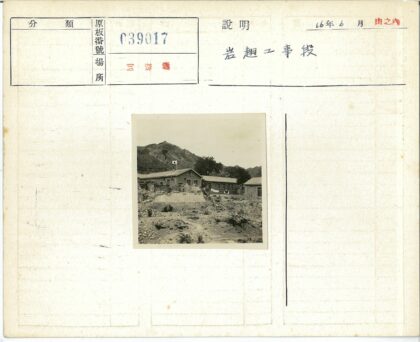 废墟旗帜与山脉风景.jpg