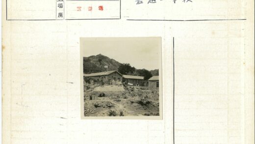废墟旗帜与山脉风景.jpg