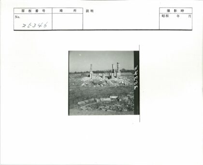 废墟柱子与草地晴空.jpg