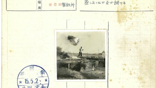 废墟清理中的建筑工人.jpg