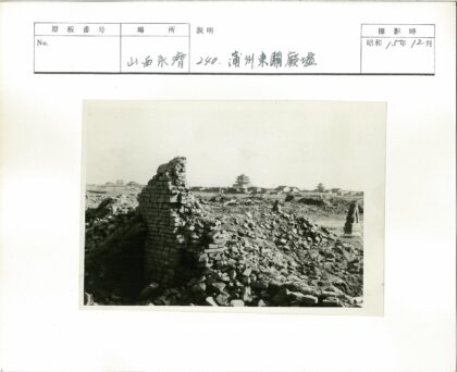 废墟砖墙与远处宝塔.jpg