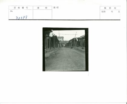 废弃土路与拱门历史街景.jpg