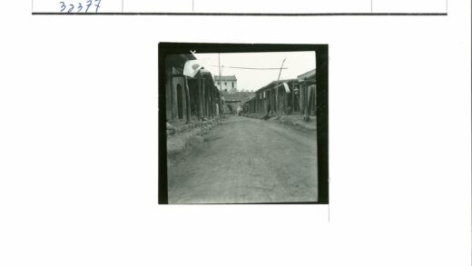 废弃土路与拱门历史街景.jpg