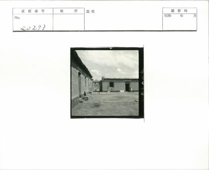 废弃庭院建筑与散落物品.jpg
