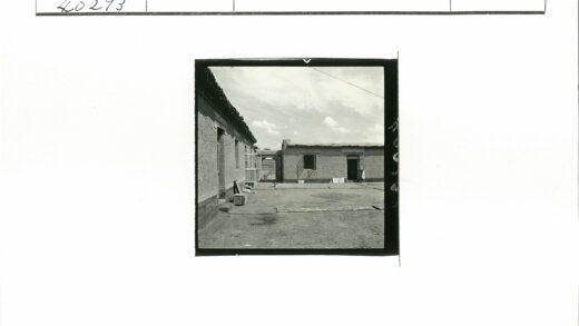 废弃庭院建筑与散落物品.jpg