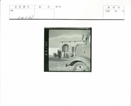 废弃建筑前停放的旧卡车.jpg