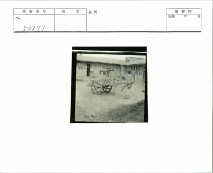 废弃手推车与土坯房庭院.jpg