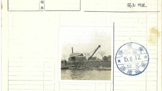 废弃挖掘机水边旧景.jpg