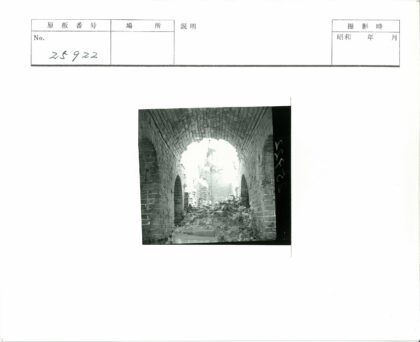 废弃砖拱建筑内部残垣.jpg