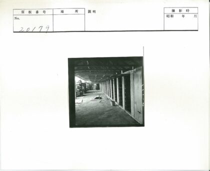 废弃走廊木板堆与水桶.jpg