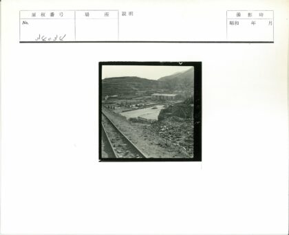 废弃铁路与山丘工业景观.jpg