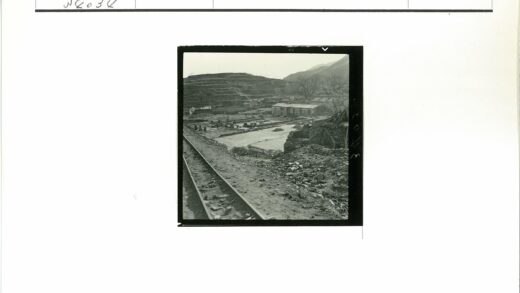 废弃铁路与山丘工业景观.jpg