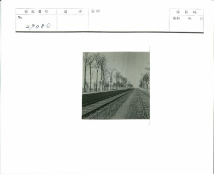 废弃铁轨与小火车站风景.jpg