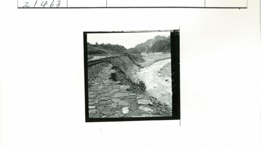 废弃铁轨与岩石堤岸山景.jpg
