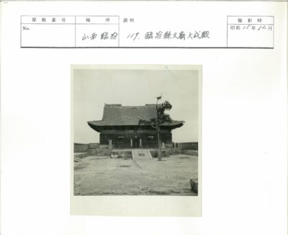 庭院中央传统木构瓦顶建筑.jpg
