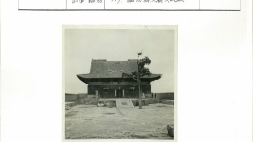 庭院中央传统木构瓦顶建筑.jpg