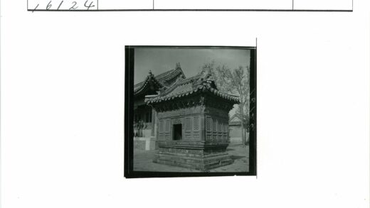 庭院传统建筑与晴空景色.jpg