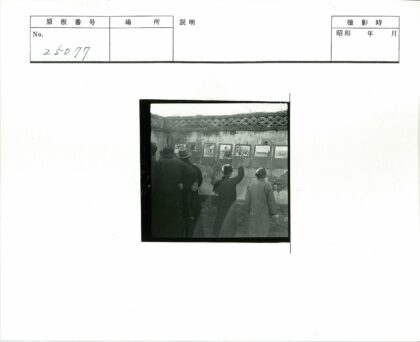 庭院墙上展示的相框照片.jpg