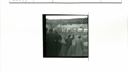 庭院墙上展示的相框照片.jpg