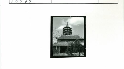 庭院多层宝塔多云天空.jpg