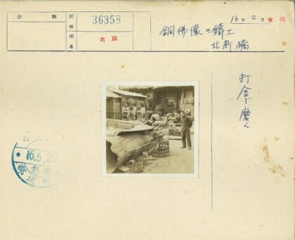 庭院大型雕像与围观人群.jpg