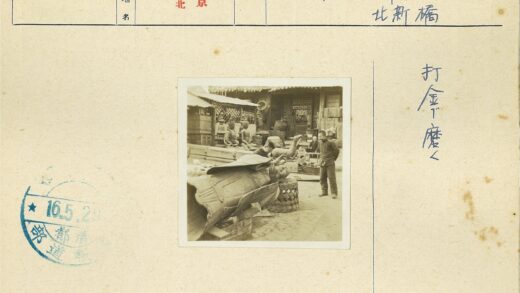 庭院大型雕像与围观人群.jpg