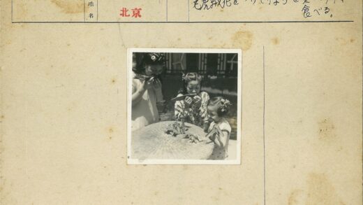 庭院女孩聚餐桌旁欢笑.jpg