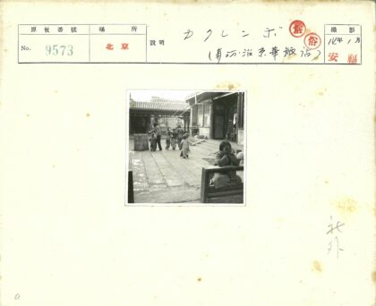 庭院孩童与成人互动场景.jpg