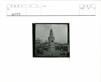 庭院石塔与干草马车景观.jpg