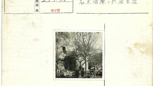 庭院石建筑与自行车冬日景.jpg
