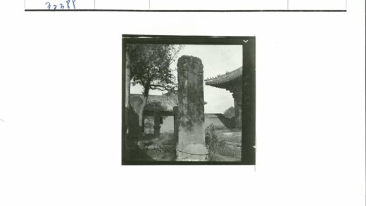 庭院石碑与瓦顶建筑景观.jpg